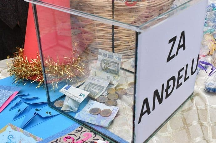 Cetinjski gimnazijalci prikupili 450 eura za Anđelino liječenje Cetinjski gimnazijalci prikupili 450 eura za Anđelino liječenje