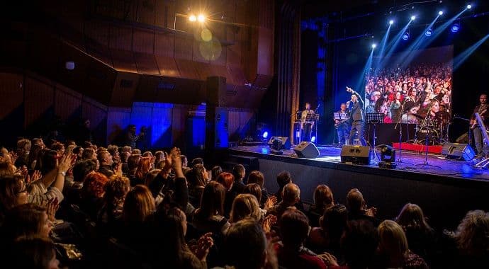 Jedan od najemotivnijih koncerata u ovoj godini, održan sinoć u punoj sali KIC-a Jedan od najemotivnijih koncerata u ovoj godini, održan sinoć u punoj sali KIC-a