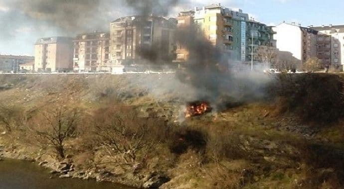 Pronađen eksploziv pored izgorjelog vozila Pronađen eksploziv pored izgorjelog vozila