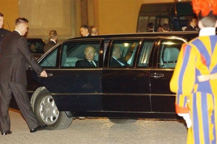 Prodaje se Putinova limuzina, cijena 1,3 milion eura Prodaje se Putinova limuzina, cijena 1,3 milion eura