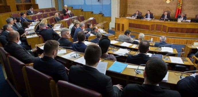 Partijama manje 860 hiljada EUR Partijama manje 860 hiljada EUR