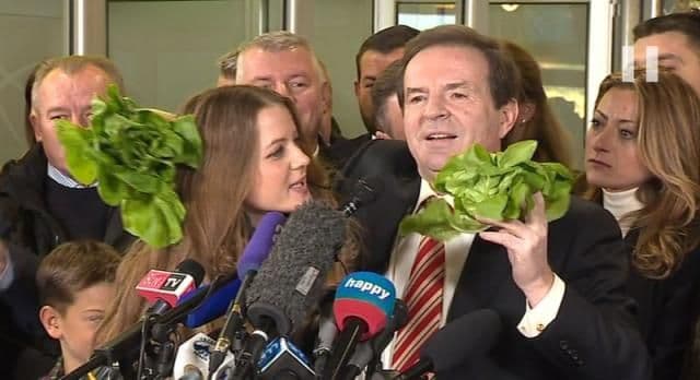 Karić pjevao i uz salatu rekao: Ne boj se, ne kandidujem se Karić pjevao i uz salatu rekao: Ne boj se, ne kandidujem se