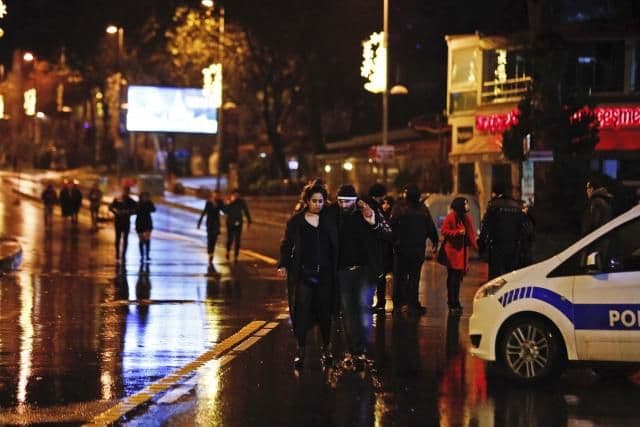 TEROR U ISTANBULU: Naoružani napadači ubili najmanje 39 osoba TEROR U ISTANBULU: Naoružani napadači ubili najmanje 39 osoba