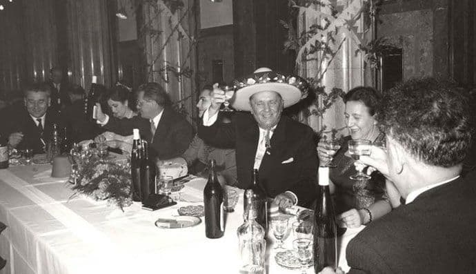 Dodirni me koljenom ispod stola… Dodirni me koljenom ispod stola…