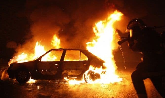 Francuska: U novogodišnjoj noći zapaljeno 945 automobila Francuska: U novogodišnjoj noći zapaljeno 945 automobila