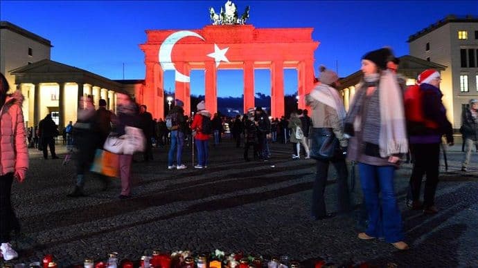 Brandenburška kapija u bojama zastave Turske Brandenburška kapija u bojama zastave Turske