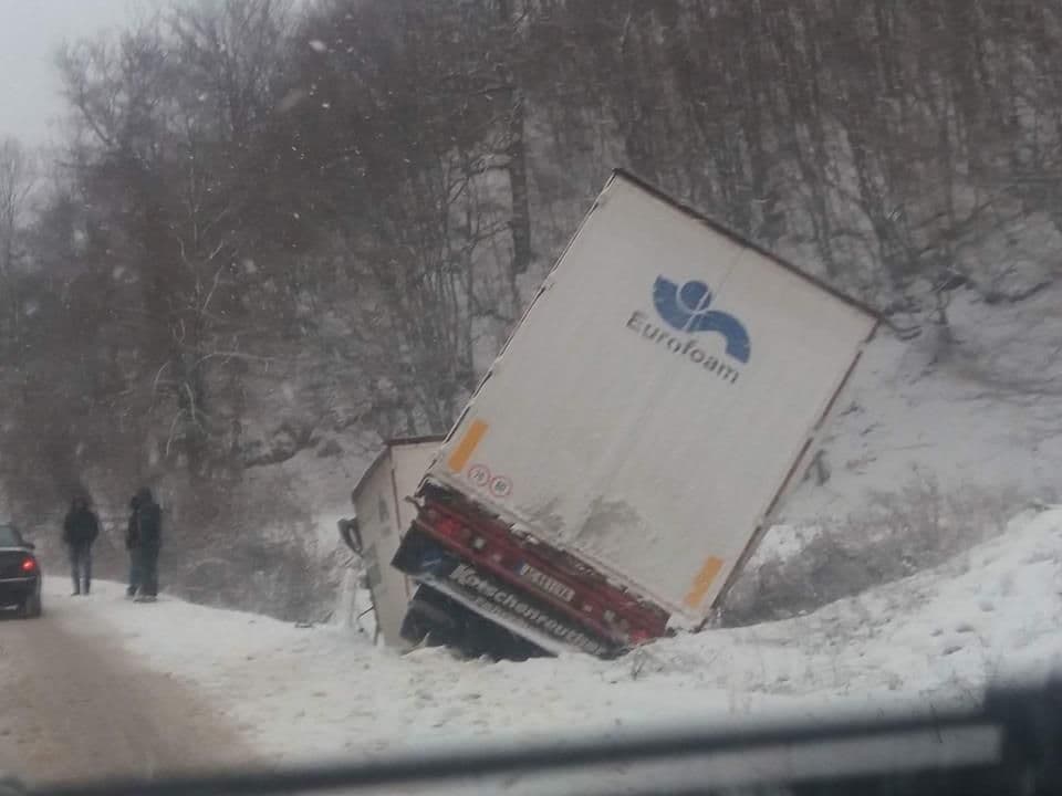 Sletjela dva šlepera s puta Sletjela dva šlepera s puta