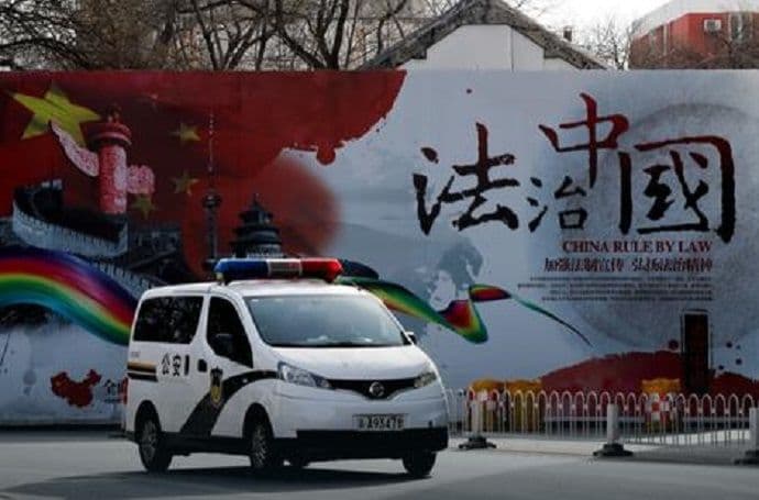 Lokalni zvaničnik ranio dvojicu kolega i izvršio samoubistvo Lokalni zvaničnik ranio dvojicu kolega i izvršio samoubistvo