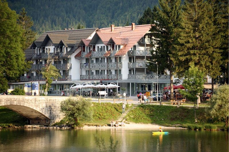 U hotelu "Jezero" izbio požar, evakuisano 100 ljudi U hotelu "Jezero" izbio požar, evakuisano 100 ljudi