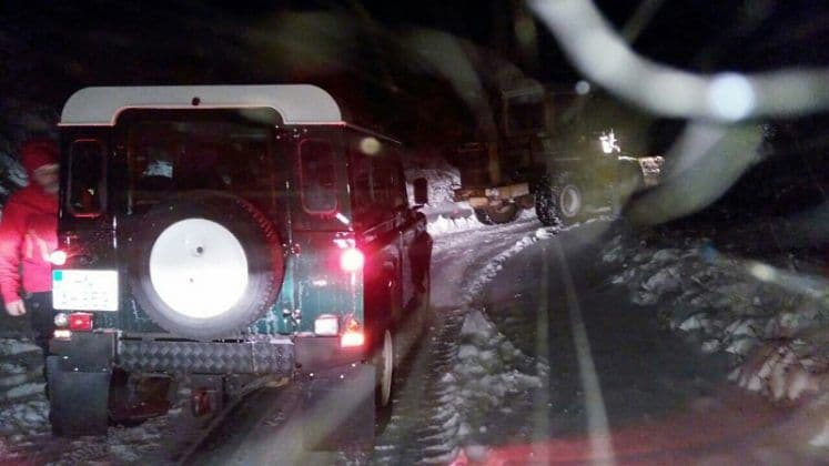 Spašeni putnici iz vozila u sniježnom nanosu na Ublima Spašeni putnici iz vozila u sniježnom nanosu na Ublima