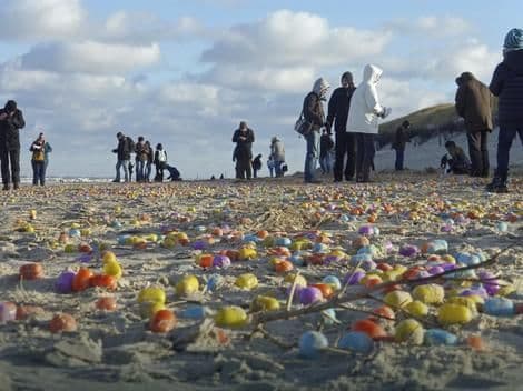 VIDEO: More izbacilo 100.000 kinder-jaja na plažu VIDEO: More izbacilo 100.000 kinder-jaja na plažu