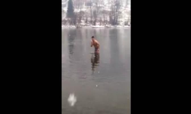 VIDEO: Kupao se u Drini na minus pet VIDEO: Kupao se u Drini na minus pet