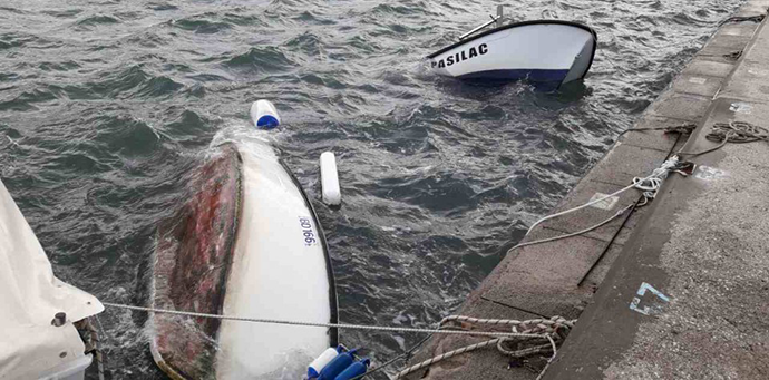 U budvanskoj marini kritično, ima potopljenih barki (Foto) U budvanskoj marini kritično, ima potopljenih barki (Foto)