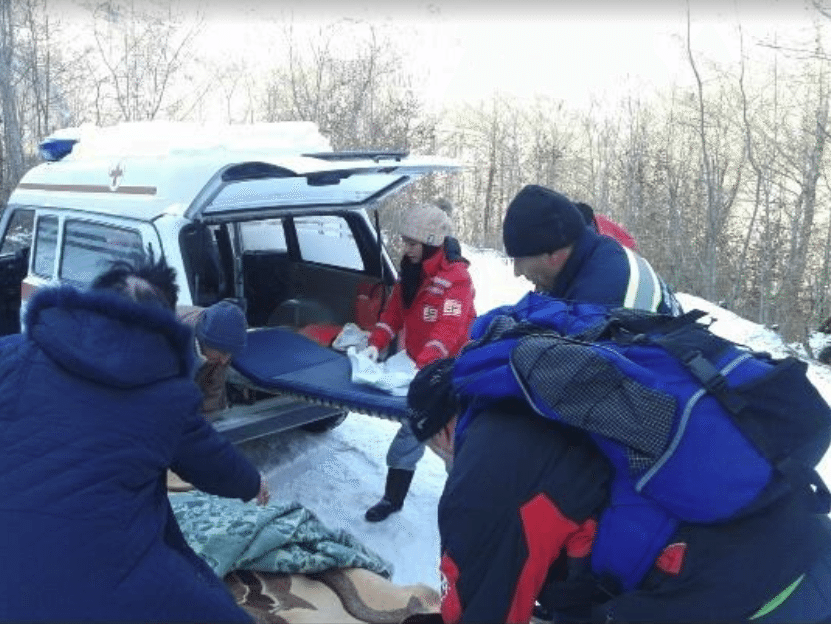 KOLAŠIN: Starica doživjela moždani, tri km je nosili na starim vojničkim nosilima KOLAŠIN: Starica doživjela moždani, tri km je nosili na starim vojničkim nosilima