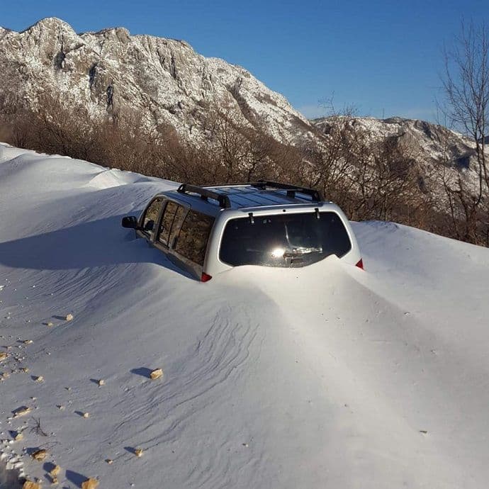 FOTO: Zatrpan automobil na Sutormanu FOTO: Zatrpan automobil na Sutormanu