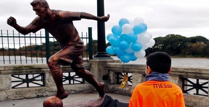 FOTO: Oskrnavljena Mesijeva statua u Buenos Ajresu FOTO: Oskrnavljena Mesijeva statua u Buenos Ajresu