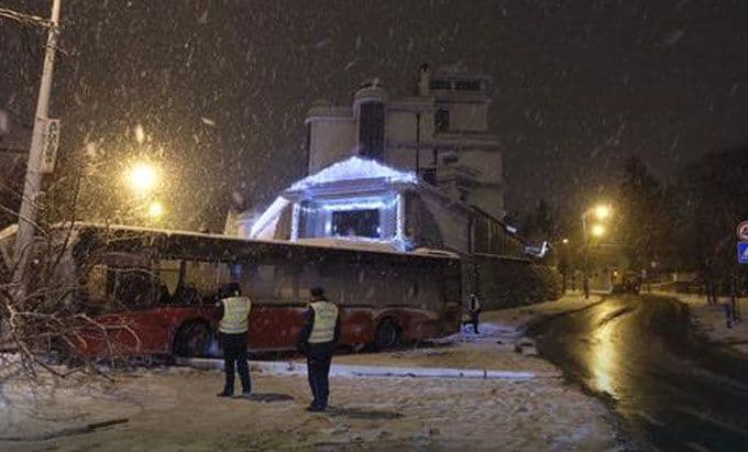 Autobus se zakucao u Cecinu kuću! /FOTO/ Autobus se zakucao u Cecinu kuću! /FOTO/