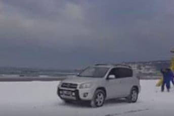Wild Beauty: Skijanje na ulcinjskoj plaži (VIDEO)