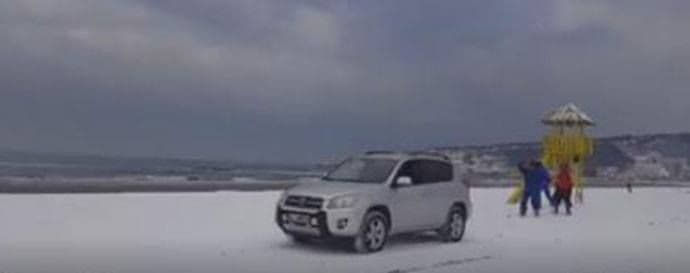 Wild Beauty: Skijanje na ulcinjskoj plaži (VIDEO) Wild Beauty: Skijanje na ulcinjskoj plaži (VIDEO)