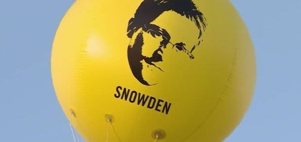 Balon s likom Snoudena pušten u Parizu Balon s likom Snoudena pušten u Parizu