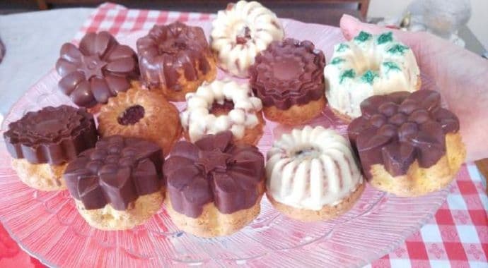 Punjeni čokoladni biskvit Punjeni čokoladni biskvit