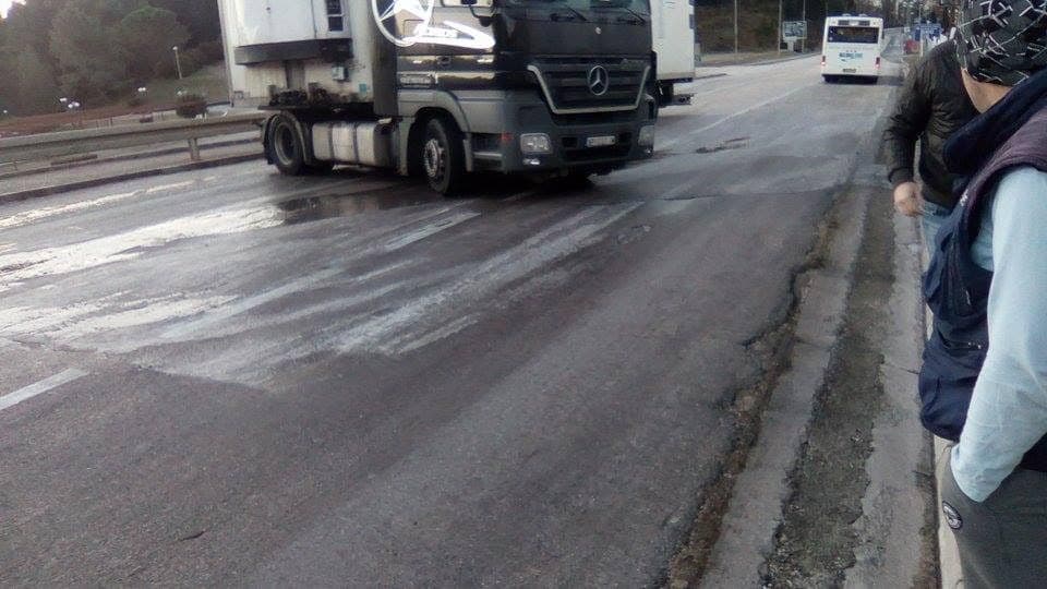 Proklizao šleper, saobraćaj dva sata u prekidu u Igalu Proklizao šleper, saobraćaj dva sata u prekidu u Igalu