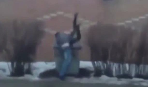 VIDEO: Ubacuje ženu u kontejner VIDEO: Ubacuje ženu u kontejner