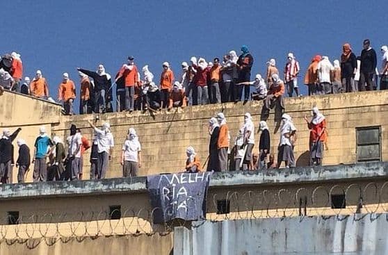 Najmanje 30 zatvorenika obezglavljeno u pobuni u Brazilu Najmanje 30 zatvorenika obezglavljeno u pobuni u Brazilu