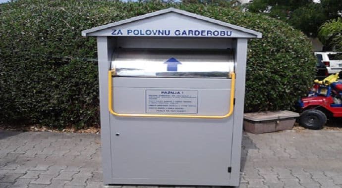 Jedni daruju, drugi kradu Jedni daruju, drugi kradu