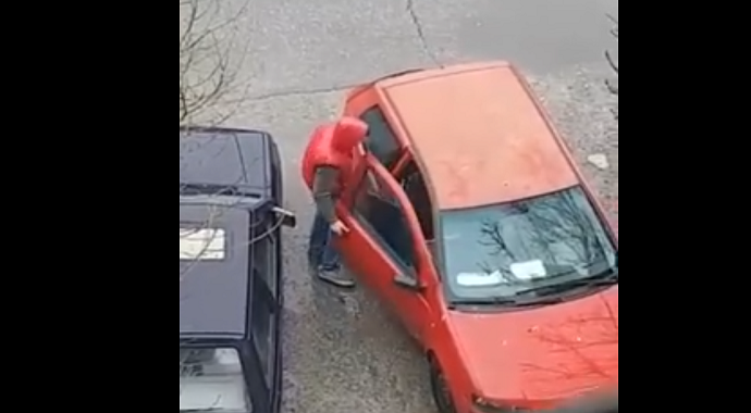 Podgorica: Pokušaj krađe iz automobila (Video) Podgorica: Pokušaj krađe iz automobila (Video)