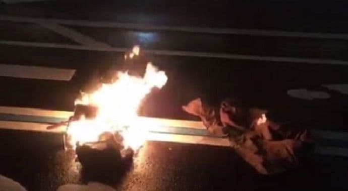 Zapalio se u znak protesta protiv Trampa (Video) Zapalio se u znak protesta protiv Trampa (Video)