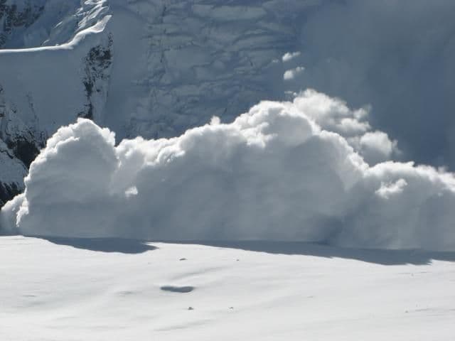 TRAGEDIJA U ITALIJI Sniježna lavina se obrušila na hotel, ima mrtvih TRAGEDIJA U ITALIJI Sniježna lavina se obrušila na hotel, ima mrtvih
