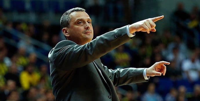 Tipla kruna Crvene zvezde, Radonjić: Pravno, više nijesam trener ''crveno-bijelih'' Tipla kruna Crvene zvezde, Radonjić: Pravno, više nijesam trener ''crveno-bijelih''