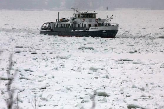 Madjarski ledolomac probio ledenu barijeru na Dunavu Madjarski ledolomac probio ledenu barijeru na Dunavu