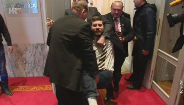 Obezbjeđenje iznijelo Pernara i Sinčića iz Sabora Obezbjeđenje iznijelo Pernara i Sinčića iz Sabora