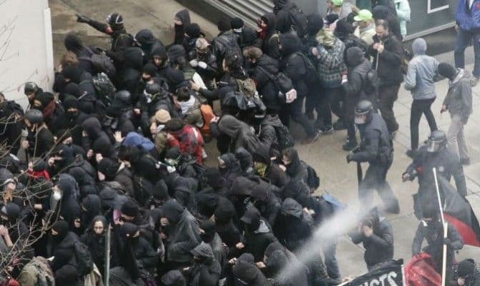 Vašington: Demonstranti se sukobili sa policijom, desetine uhapšenih Vašington: Demonstranti se sukobili sa policijom, desetine uhapšenih