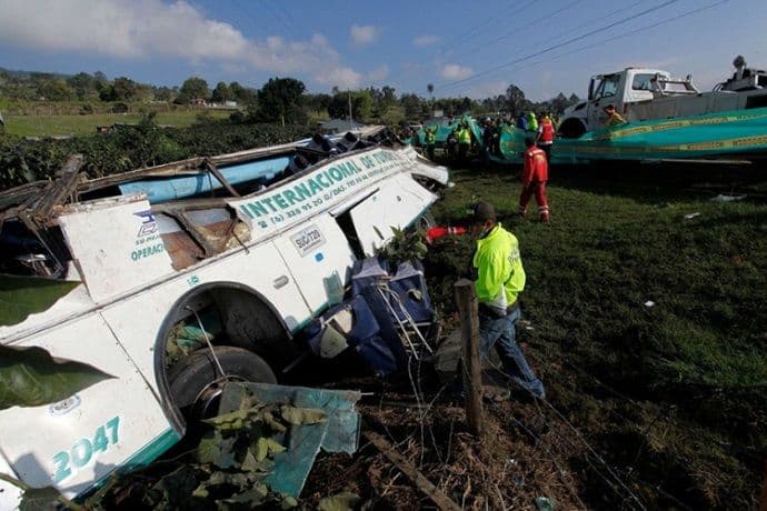 Autobus sa učenicima udario u stub, 16 poginulih Autobus sa učenicima udario u stub, 16 poginulih