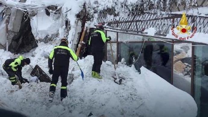 Ima još preživjelih u zatrpanom hotelu: Spašeno četvoro djece i jedna žena Ima još preživjelih u zatrpanom hotelu: Spašeno četvoro djece i jedna žena