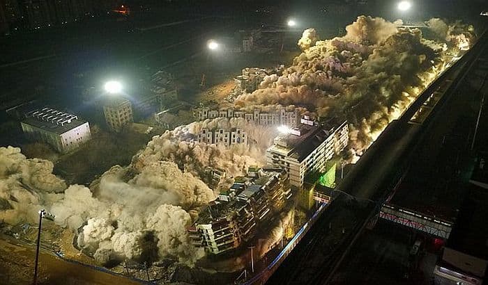 Kinezi srušili 19 solitera za 10 sekundi (VIDEO) Kinezi srušili 19 solitera za 10 sekundi (VIDEO)