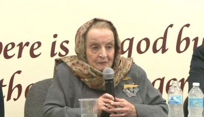 Olbrajt: Spremna sam da se registrujem kao muslimanka u znak solidarnosti Olbrajt: Spremna sam da se registrujem kao muslimanka u znak solidarnosti