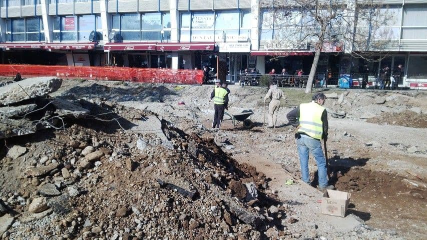 Ispred Gradskog stadiona otkriveni novi grobovi (FOTO) Ispred Gradskog stadiona otkriveni novi grobovi (FOTO)