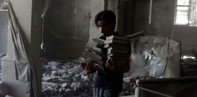 Sirijci napravili tajnu biblioteku u razorenom predgrađu Damaska Sirijci napravili tajnu biblioteku u razorenom predgrađu Damaska