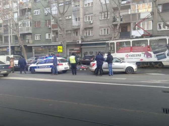Mrtav muškarac pronađen na tramvajskim šinama u Beogradu Mrtav muškarac pronađen na tramvajskim šinama u Beogradu