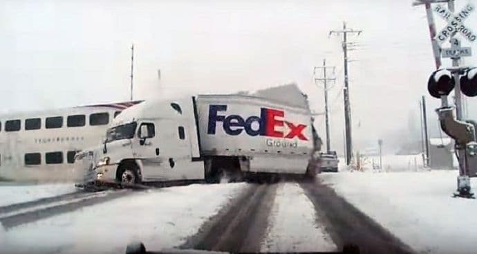 Podignuta rampa ne garantuje vam da voz neće naići (video) Podignuta rampa ne garantuje vam da voz neće naići (video)