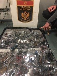 PODGORICA: Carinici od italijanskog državljanina oduzeli 398 komada naočara PODGORICA: Carinici od italijanskog državljanina oduzeli 398 komada naočara