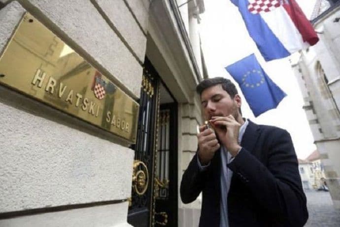 Poslanik nagovara učenike da bježe, čeka se stav Ministarstva Poslanik nagovara učenike da bježe, čeka se stav Ministarstva