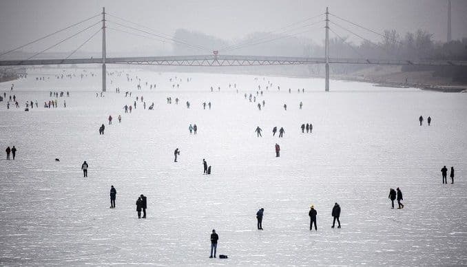 Zaleđeni Dunav u Beču izmamio ljubitelje klizanja Zaleđeni Dunav u Beču izmamio ljubitelje klizanja
