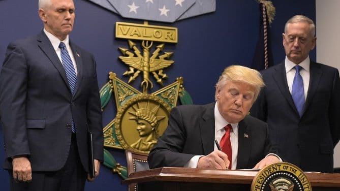 Džon Din: Trampov mandat završiće se propašću! Džon Din: Trampov mandat završiće se propašću!