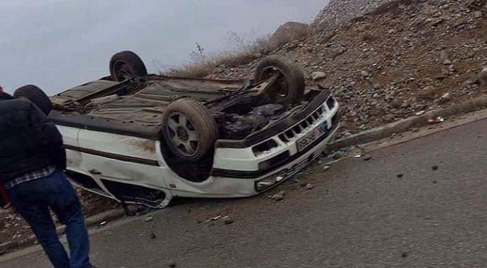 Saobraćajna nezgoda: Automobil završio na krovu (Foto) Saobraćajna nezgoda: Automobil završio na krovu (Foto)