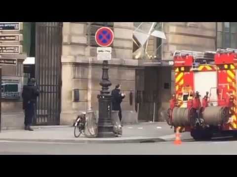 FRANCUSKA: Vojnik otvorio vatru na napadača ispred Luvra FRANCUSKA: Vojnik otvorio vatru na napadača ispred Luvra